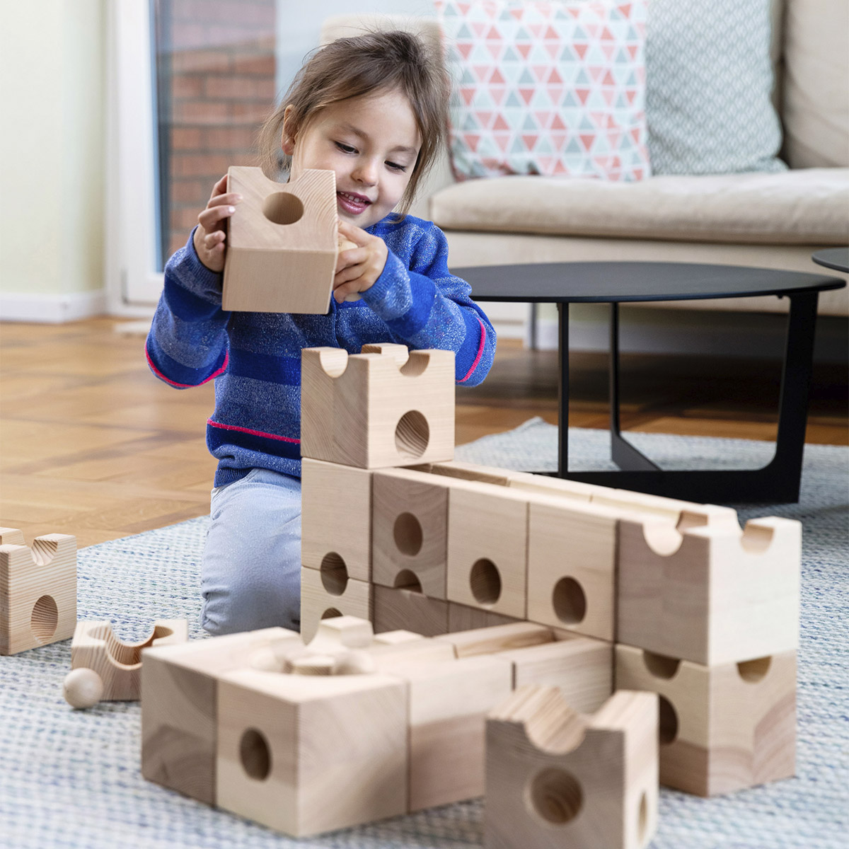 Un niño se divierte con CUBORO XL
